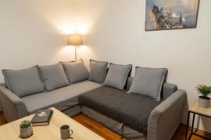 Kolonaki Corner -- Bright 2-Bed close to Metro