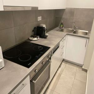 Kolonaki Corner -- Bright 2-Bed close to Metro