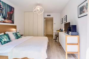 CENTRE PROMENADE Carré d’Or Terrace 1-min Walk to the Beach AC