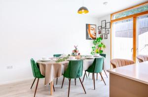 Perfect Booking 3 BR Home in Chatham with Parking