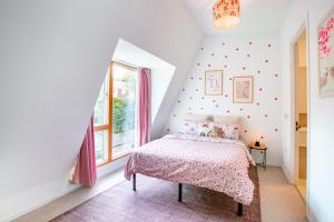 Perfect Booking 3 BR Home in Chatham with Parking