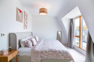 Perfect Booking 3 BR Home in Chatham with Parking