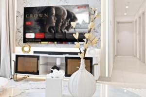 Burj Khalifa View Next to Dubai Mall Sleeps 12