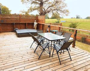 Hot Tub, Lake View, Peaceful Woodland Retreat
