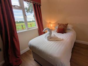 Hot Tub, Lake View, Peaceful Woodland Retreat