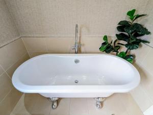 Hot Tub, Lake View, Peaceful Woodland Retreat