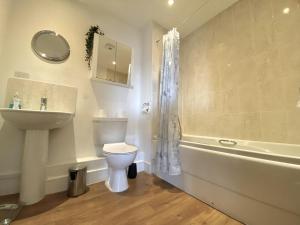 Maidenehad Spacious Spectacular and Modern 3 Bedroom 2 Bathroom Penthouse 14