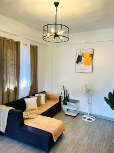 Charming 2BR Apartment with Balcony and Mountain View - Logans Transient Apartment 2