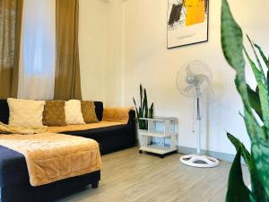 Charming 2BR Apartment with Balcony and Mountain View - Logans Transient Apartment 2