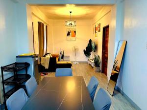 Charming 2BR Apartment with Balcony and Mountain View - Logans Transient Apartment 2