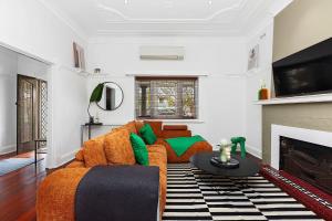 4BR Bedford Home - Chic Lounge & Garden Deck