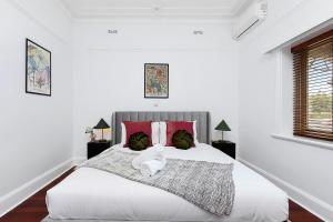 4BR Bedford Home - Chic Lounge & Garden Deck