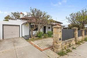 4BR Bedford Home - Chic Lounge & Garden Deck