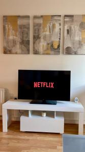 Stylish City Centre Stay with balcony - Near Football Stadiums