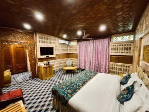 Hareem group of houseboats