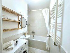 Prime Stay - Modern 2 Bedroom Family Apartment with Balcony & Parking Included