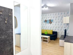 Prime Stay - Modern 2 Bedroom Family Apartment with Balcony & Parking Included