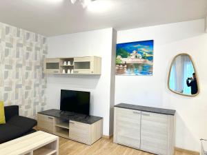 Prime Stay - Modern 2 Bedroom Family Apartment with Balcony & Parking Included