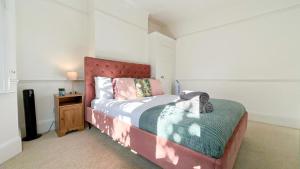 Lovely 3 bedroom maisonette with private roof terrace in Hammersmith near Brook Green by NourNest Apartments
