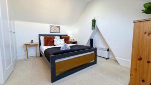 Lovely 3 bedroom maisonette with private roof terrace in Hammersmith near Brook Green by NourNest Apartments