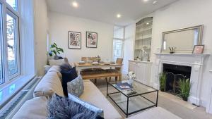 Lovely 3 bedroom maisonette with private roof terrace in Hammersmith near Brook Green by NourNest Apartments