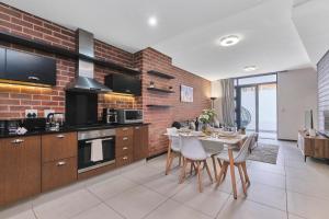 Spacious 2BR Apt Minutes from Rosebank Mall & Gautrain