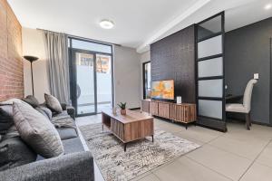 Spacious 2BR Apt Minutes from Rosebank Mall & Gautrain