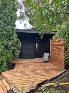 Small guesthouse in garden