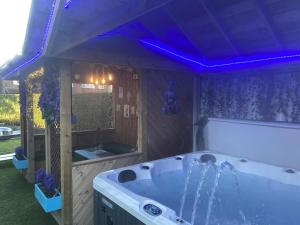 6 Bed-Sleeps 12-Hot Tub-Free Parking-Pet Friendly