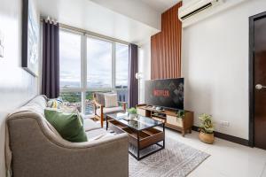 Furnished 2BR Top Floor Condo Minutes to Beach with Amazing Sea View, Netflix, WiFi and Pool Access