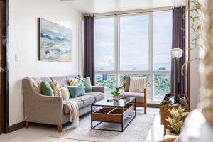 Furnished 2BR Top Floor Condo Minutes to Beach with Amazing Sea View, Netflix, WiFi and Pool Access