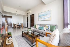 Furnished 2BR Top Floor Condo Minutes to Beach with Amazing Sea View, Netflix, WiFi and Pool Access