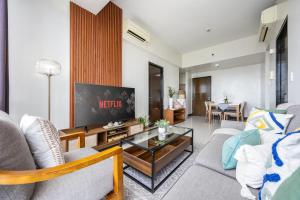 Furnished 2BR Top Floor Condo Minutes to Beach with Amazing Sea View, Netflix, WiFi and Pool Access