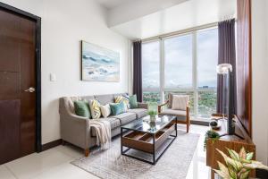 Furnished 2BR Top Floor Condo Minutes to Beach with Amazing Sea View, Netflix, WiFi and Pool Access