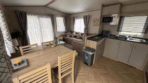 8 Berth Caravan For Hire Near Clacton-On-Sea In Essex Ref 26281E
