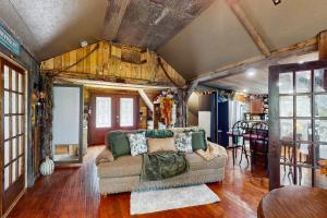 Walk to Trails and Fishing Spots! Lake Ozark Escape