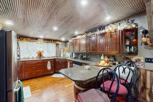 Walk to Trails and Fishing Spots! Lake Ozark Escape