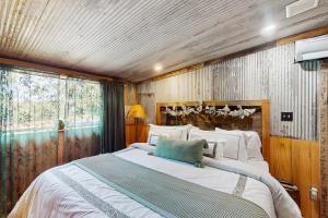 Walk to Trails and Fishing Spots! Lake Ozark Escape