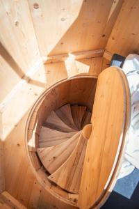 Veža v korunách stromov