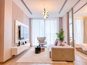 1BDR with Gym, Sauna, Pool - Opposite Circle Mall