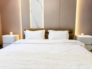 1BDR with Gym, Sauna, Pool - Opposite Circle Mall