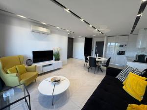 Beautiful apartment with air conditioning, balcony and underground garage