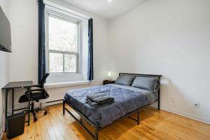 Cozy Studio Near Downtown Montreal with Parking