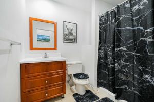 Cozy Studio Near Downtown Montreal with Parking