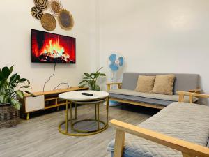 4BR Entire Floor - 2 Adjacent Units, 2BR Each Unit, with Balconies and Mountain View