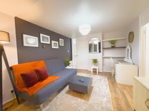 Stylish 1BR Apartment Near Notting Hill Sleeps 4