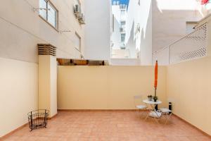 WintowinRentals Modern Apartment with Private Indoor Patio in Málaga