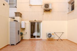 WintowinRentals Modern Apartment with Private Indoor Patio in Málaga