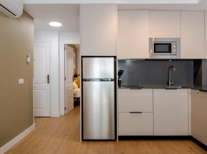 WintowinRentals Modern Apartment with Private Indoor Patio in Málaga