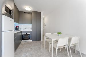 New apartment in Los Cristianos Renovated with AC, Steps from Playa Las Vistas